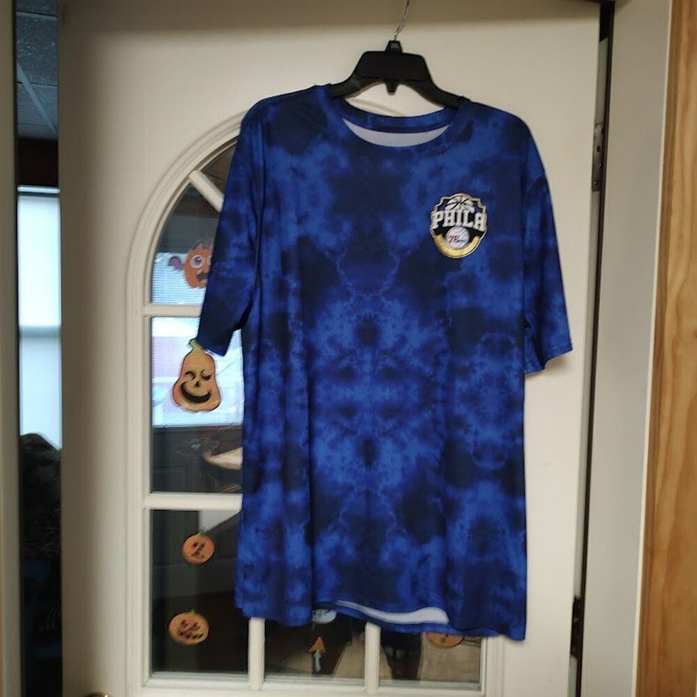 New NBA 76ers Blue Tie Dye Badge Of Honor Tee Size Men's XL